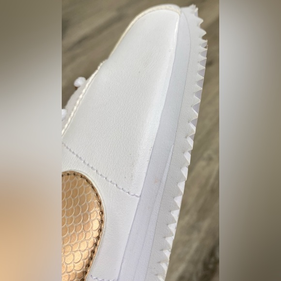 Nike: White and Gold Cortez Basic Junior Trainers- Size 4Y us - Picture 4 of 15